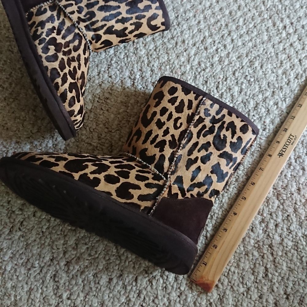 UGG Australia Classic Short Boots Exotic Print Cheetah Size 6 - Picture 8 of 9